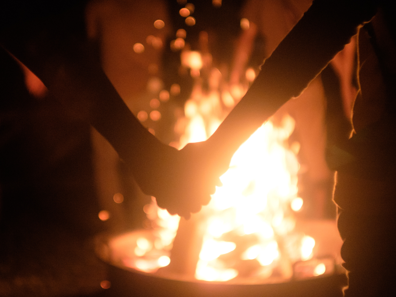 Fuego ceremonial nocturno en el Centro Amazanga