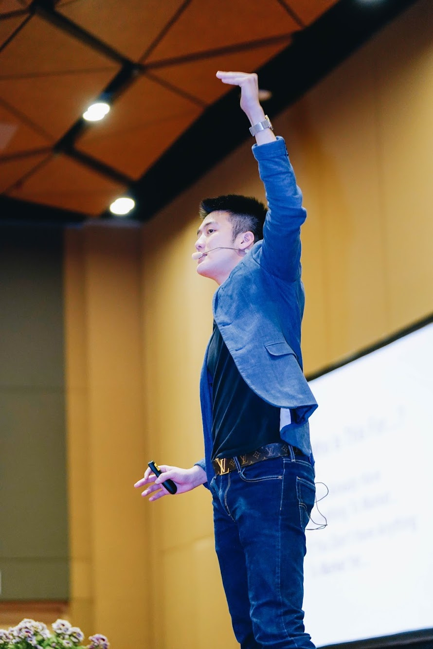 Alaric Ong speaking at Social Media Marketing Summit 2020