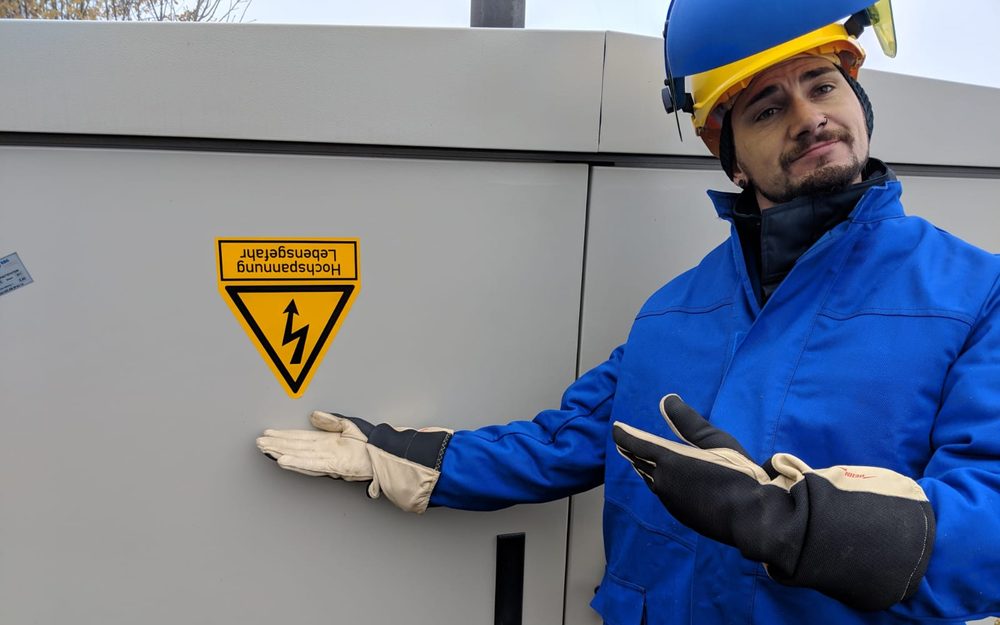 Haicorhino als Elektrotechniker an einem Trafohäuschen