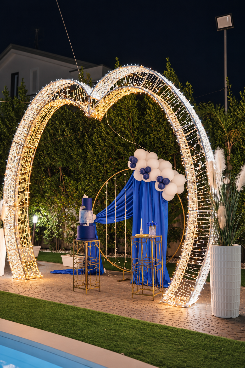 Piscina illuminata con fuochi d'artificio
