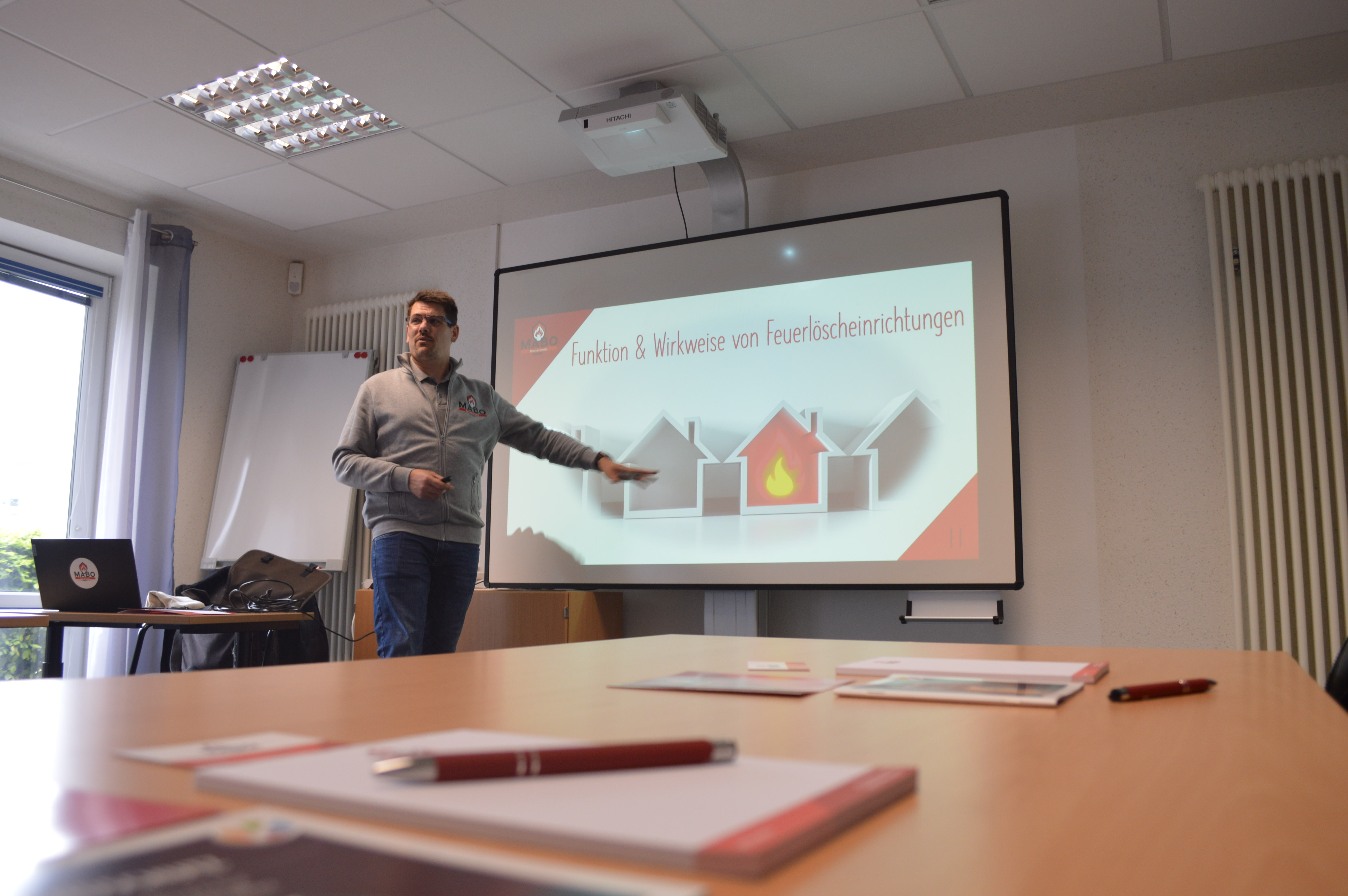 Brandschutzhelfer-Schulung Emden – Mitarbeiterschulung mit Feuerlöscher in Ostfriesland