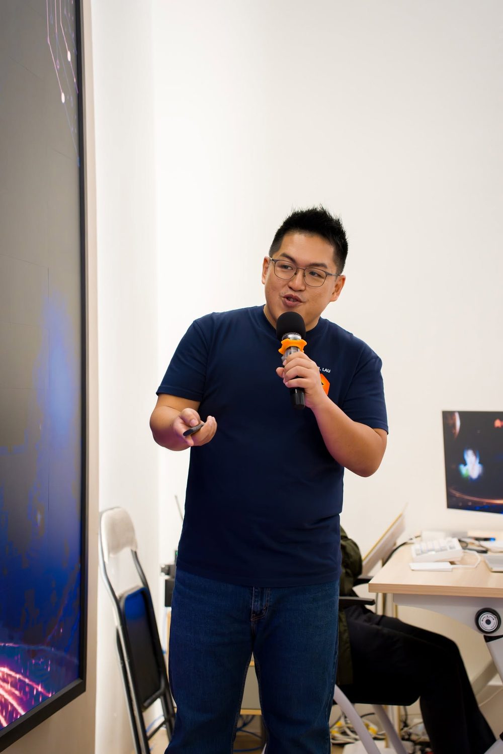 Dr. Lau Cher Han presenting to a class