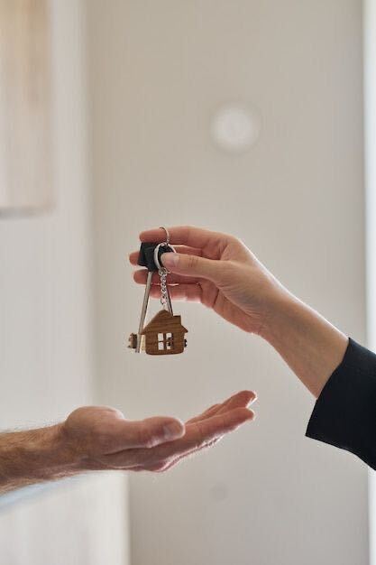 Courtière remettant les clés d'une propriété