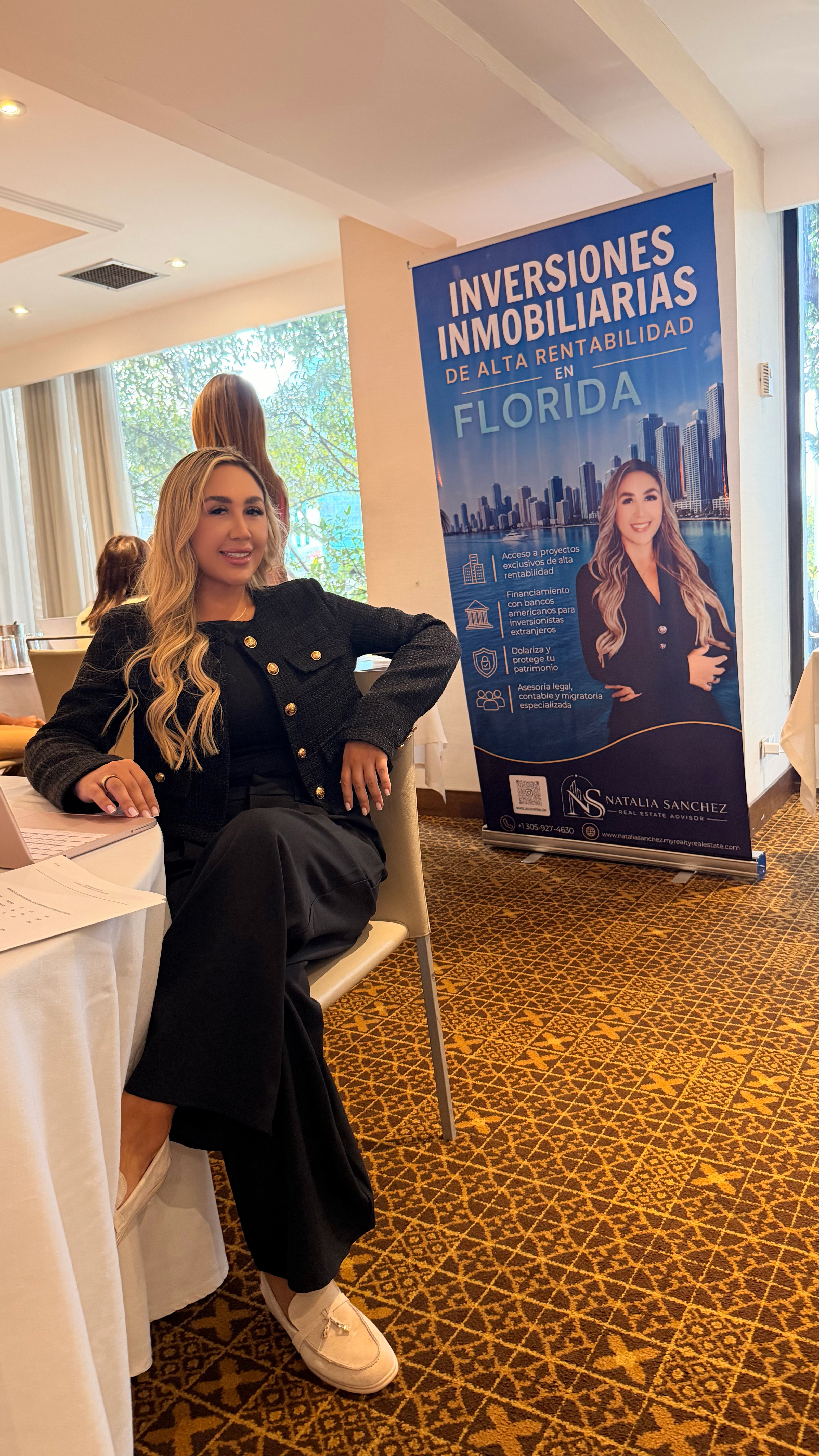 Natalia Sánchez con su equipo inmobiliario