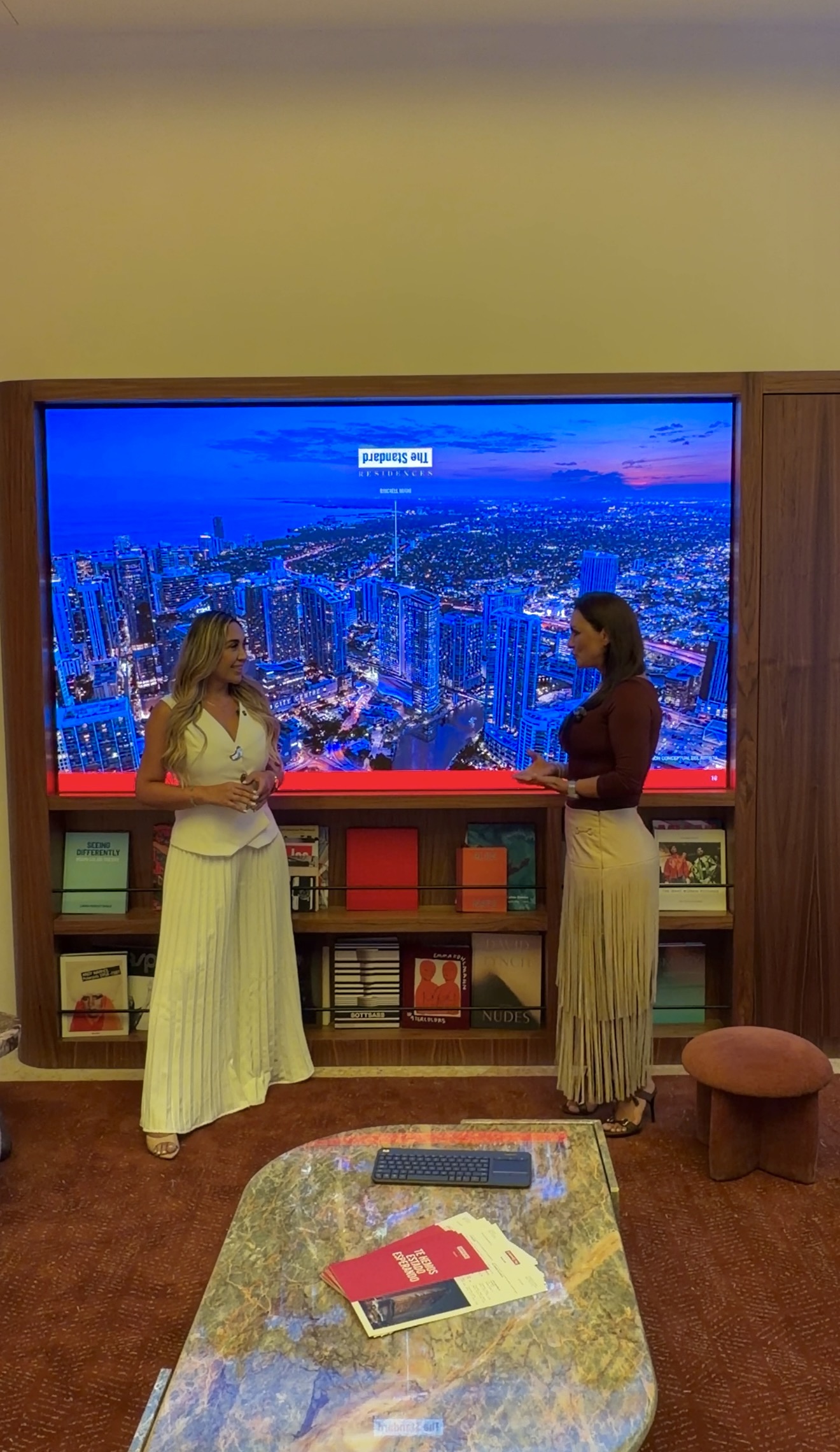 Natalia Sánchez visitando un desarrollo en Florida