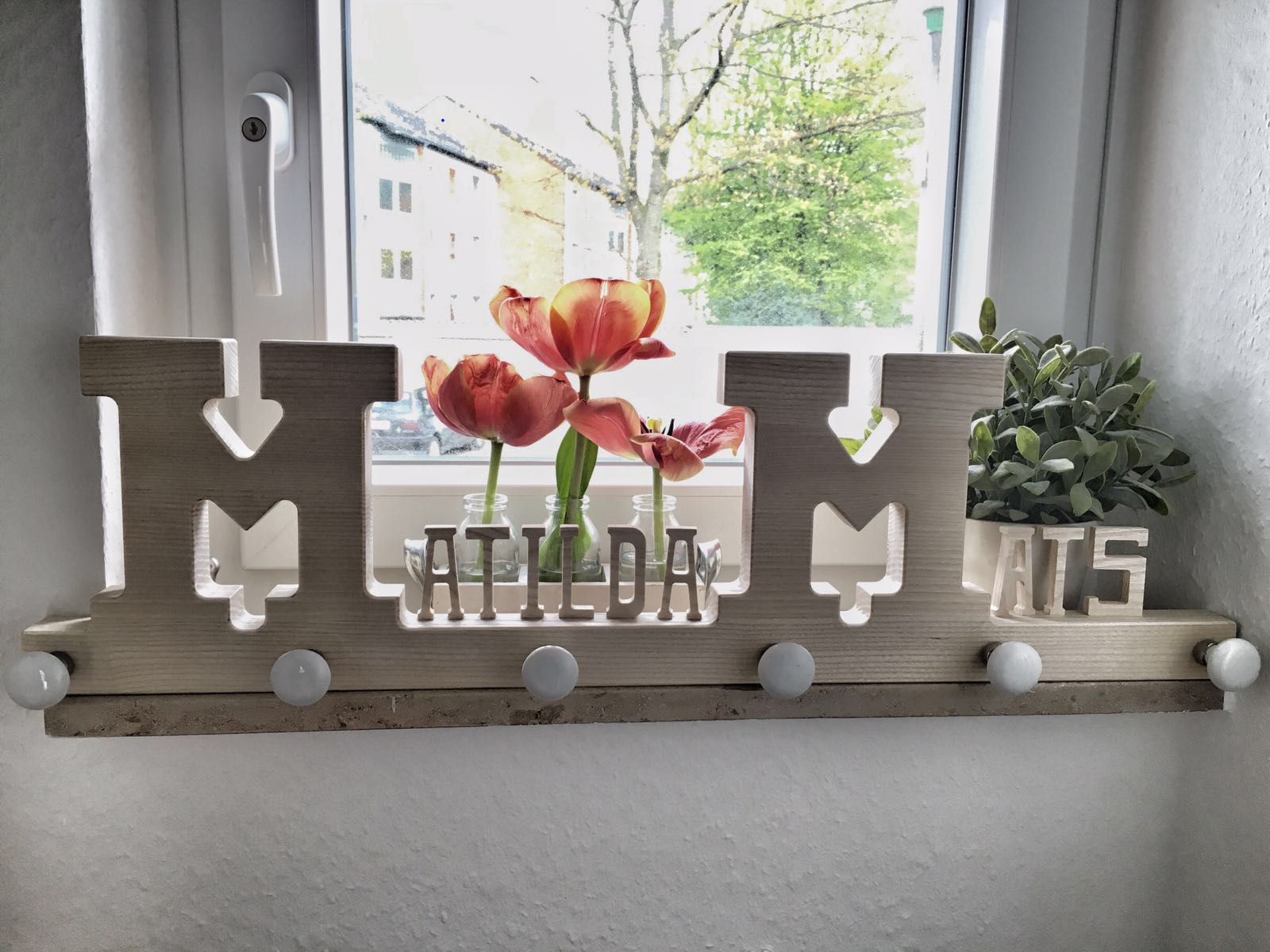 Personalisierte Kindergarderobe aus Holz mit Namen Matilda und Mats