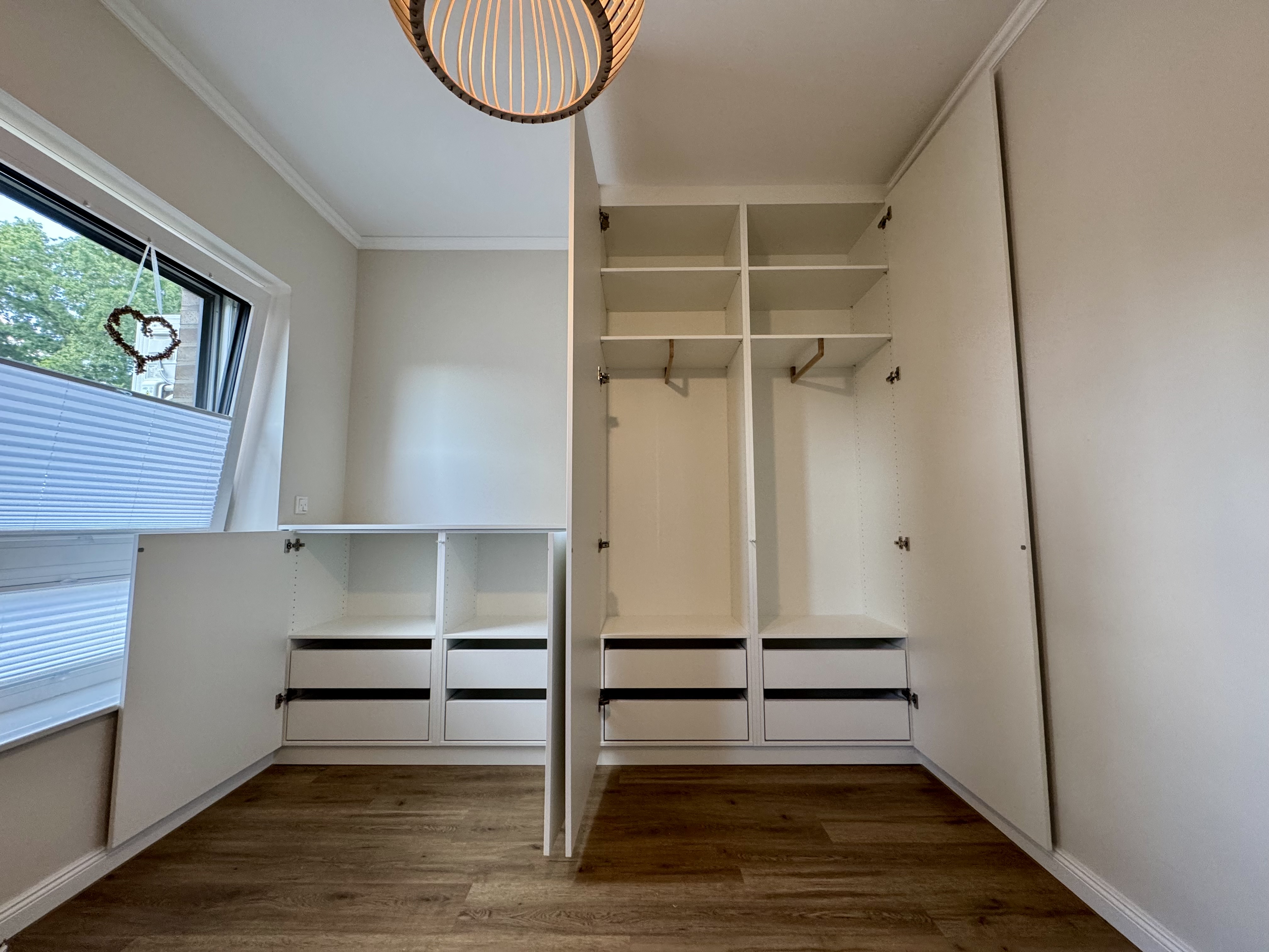 Maßgefertigter Einbauschrank mit Kleiderstangen und Schubladen