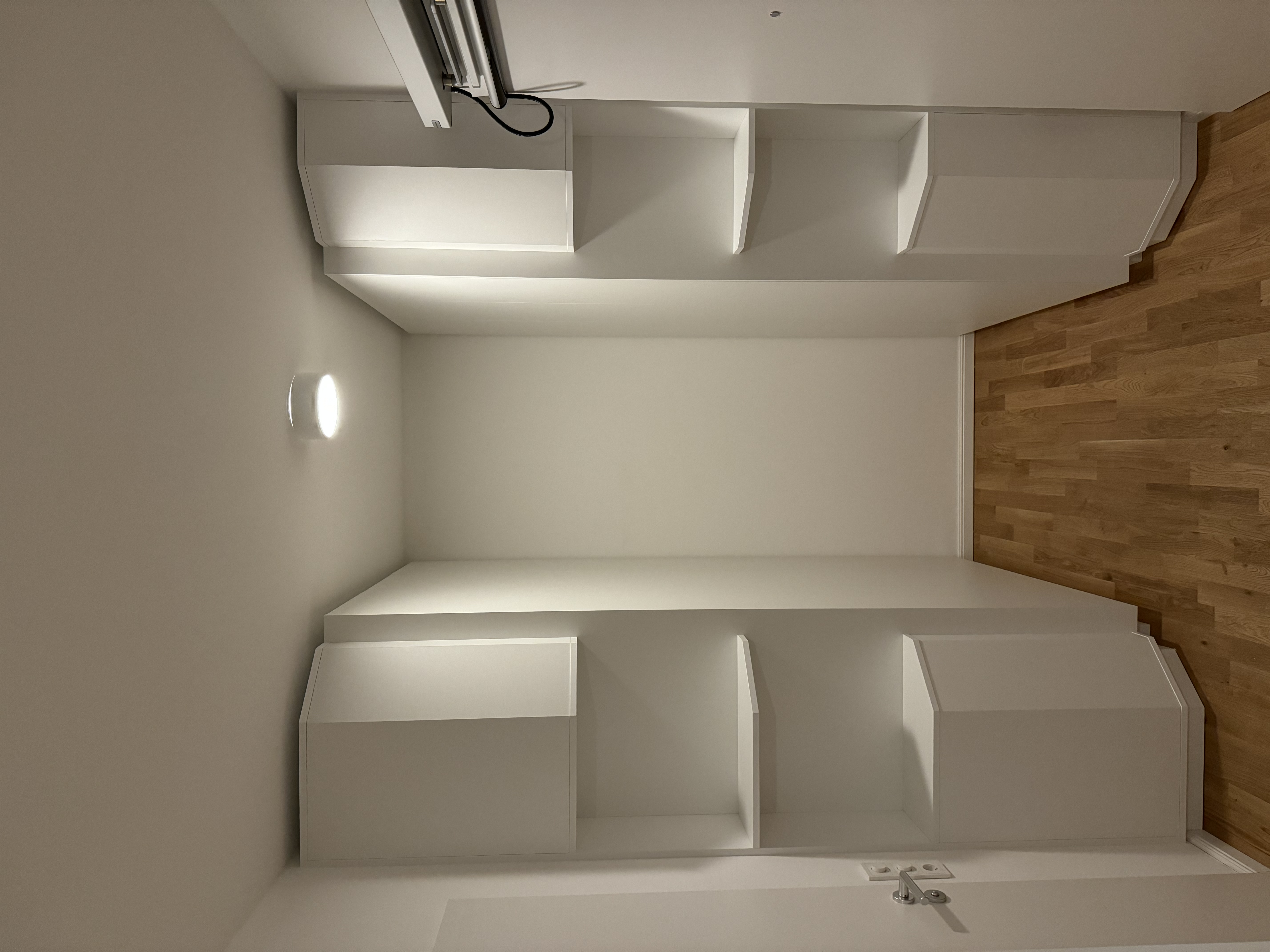 Weißer Einbauschrank mit Eckregalen in einer Nische