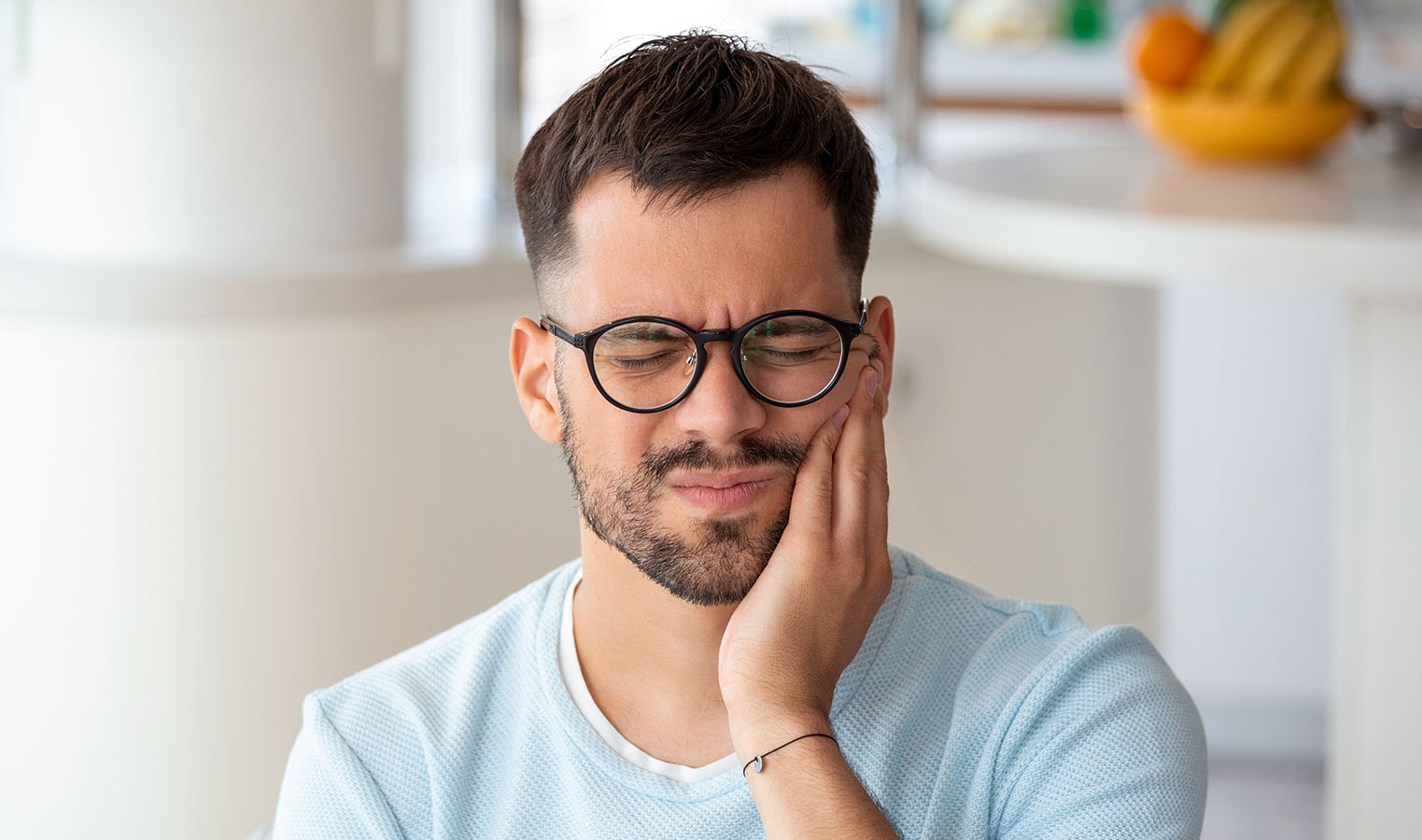 Woman with tooth pain