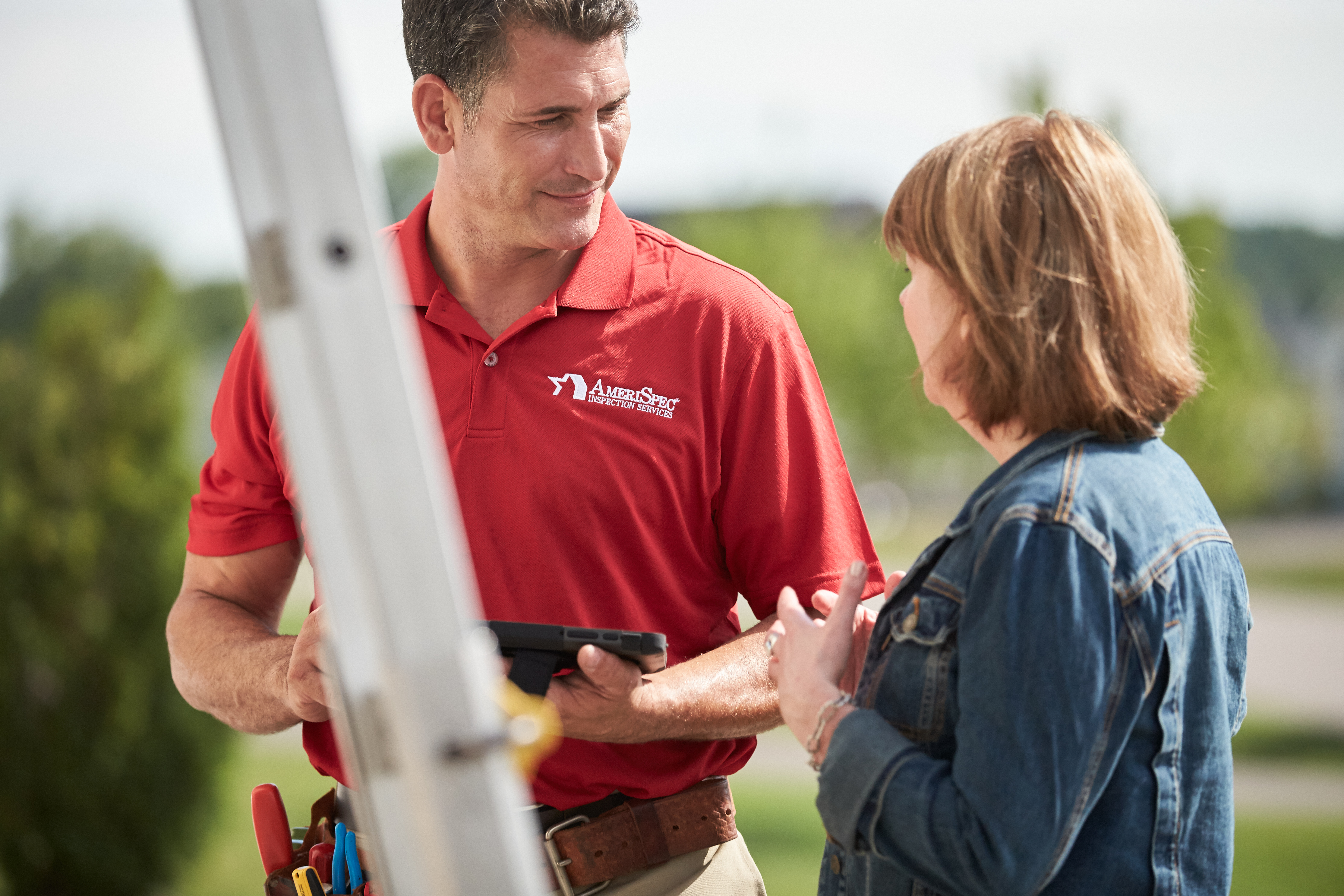 Professional Calgary home inspector presenting a digital AmeriSpec report to a buyer, providing the technical evidence needed for confident real estate negotiations. Professional Calgary home inspector presenting a digital AmeriSpec report to a buyer, providing the technical evidence needed for confident real estate negotiations.