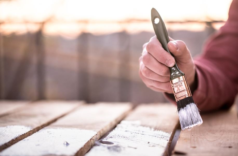 Afwerking en bescherming met schilderwerk- De Vries onderhoud