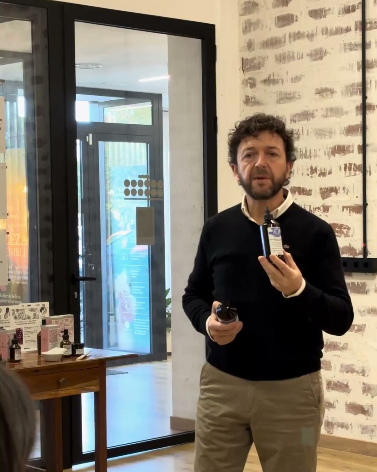 Manuel Peña explicando un producto durante una formación