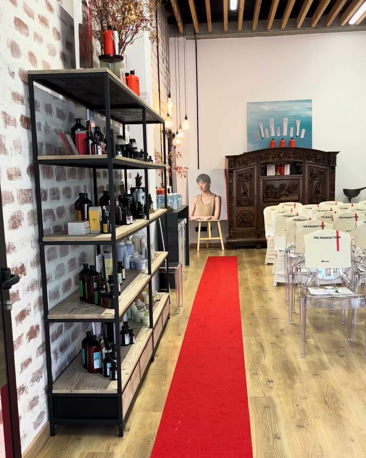 Sala técnica preparada para una formación, con alfombra roja y estanterías de producto