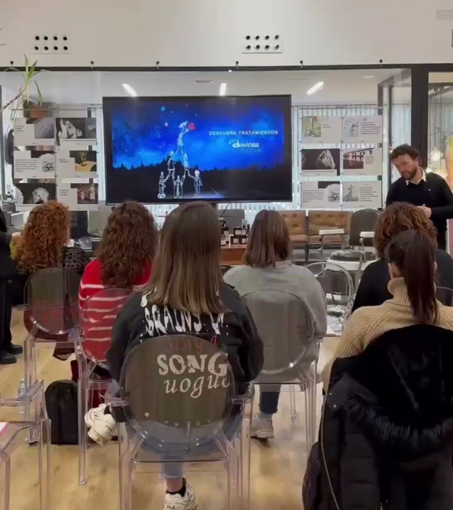 Grupo de profesionales asistiendo a una formación en la sala técnica