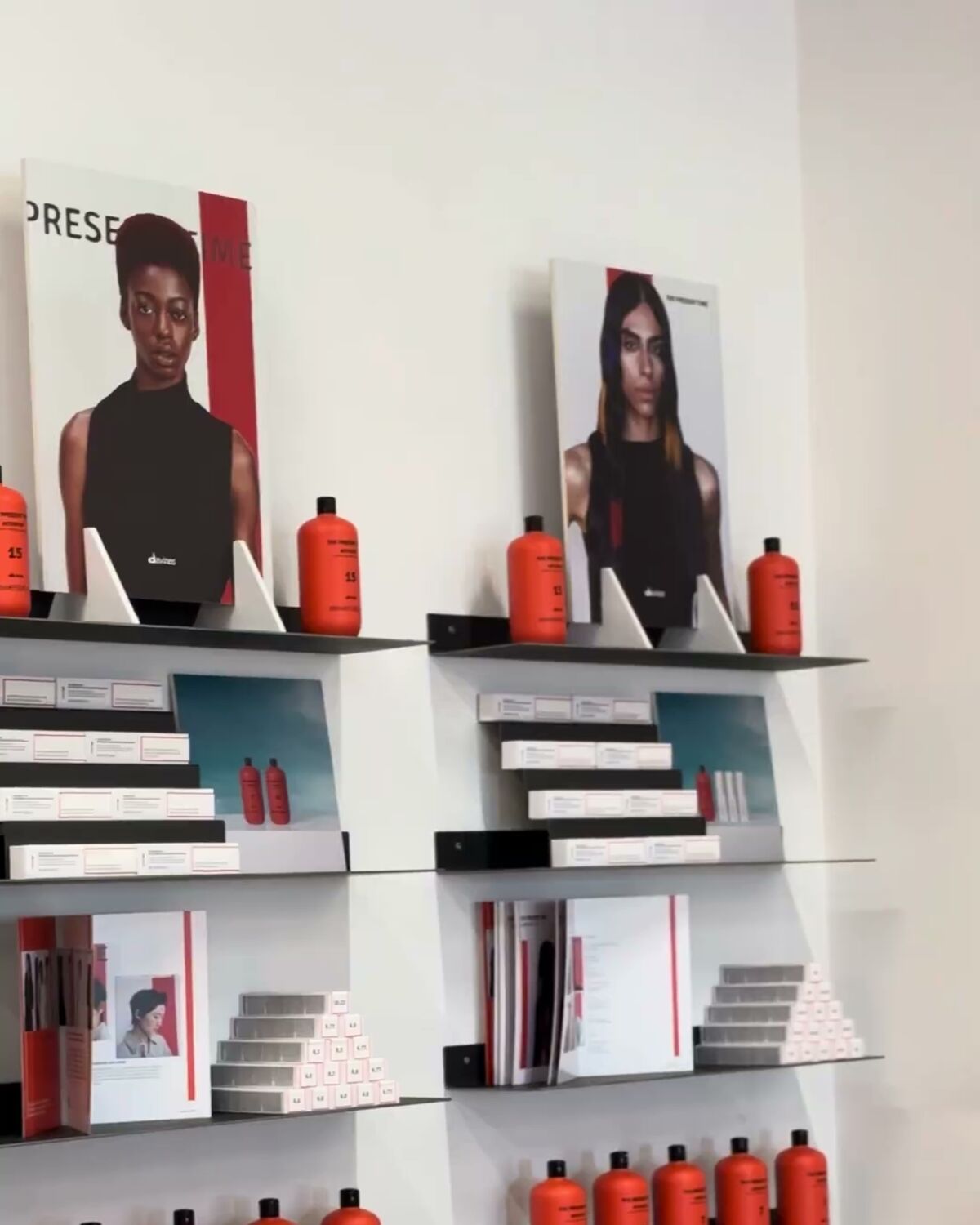 Estantería con productos Davines en la sala técnica