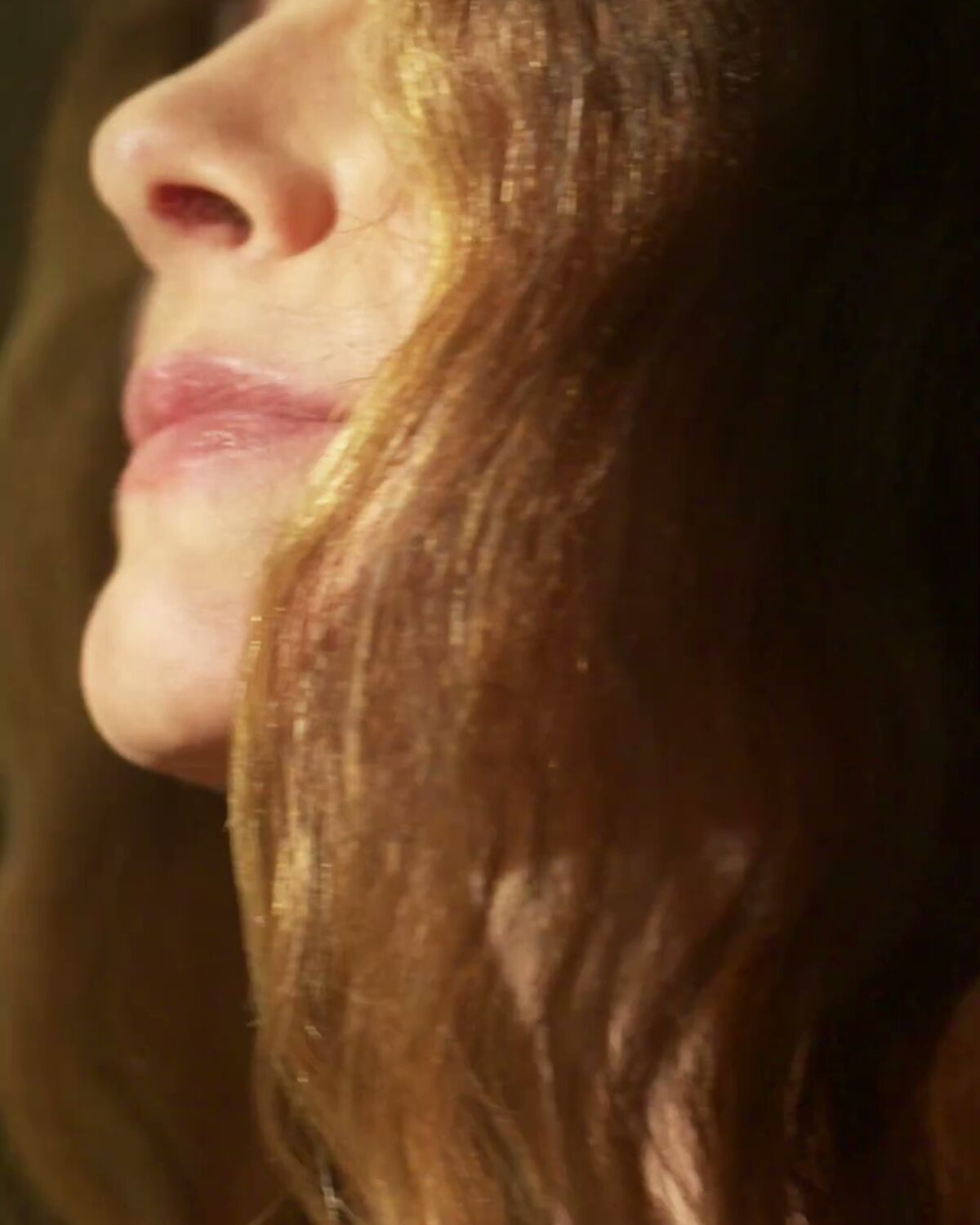 Detalle de un cabello largo y brillante a contraluz