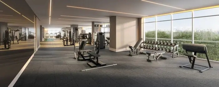 Academia com equipamentos de musculação