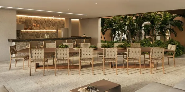 Espaço gourmet com churrasqueira e mesa comprida