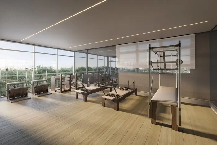 Sala de pilates com aparelhos de madeira