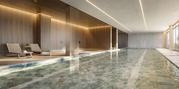 Piscina coberta e aquecida, com espreguiçadeiras