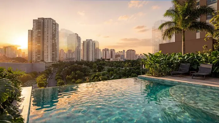 Piscina de borda infinita ao entardecer