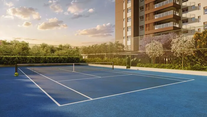 Quadra de tênis de piso azul, com as torres ao fundo