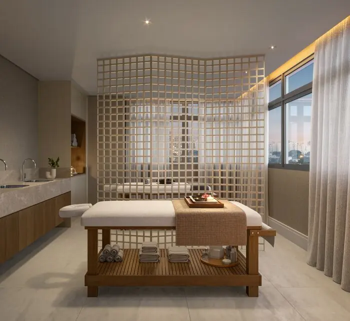 Sala de massagem com maca ao centro