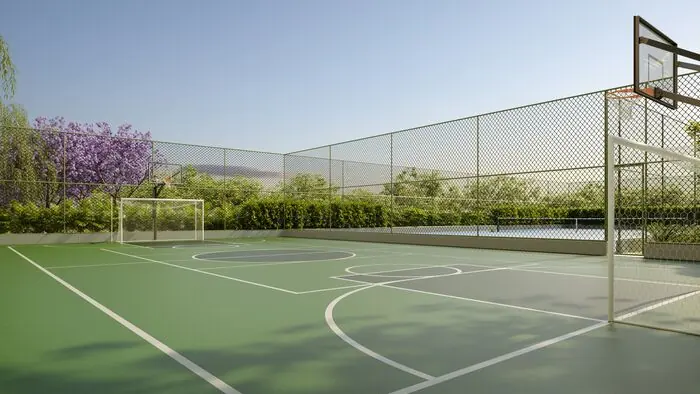 Quadra poliesportiva com traves e tabela de basquete