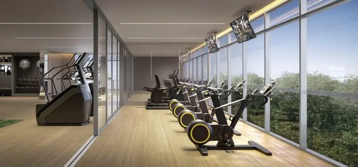 Sala de spinning com bicicletas alinhadas