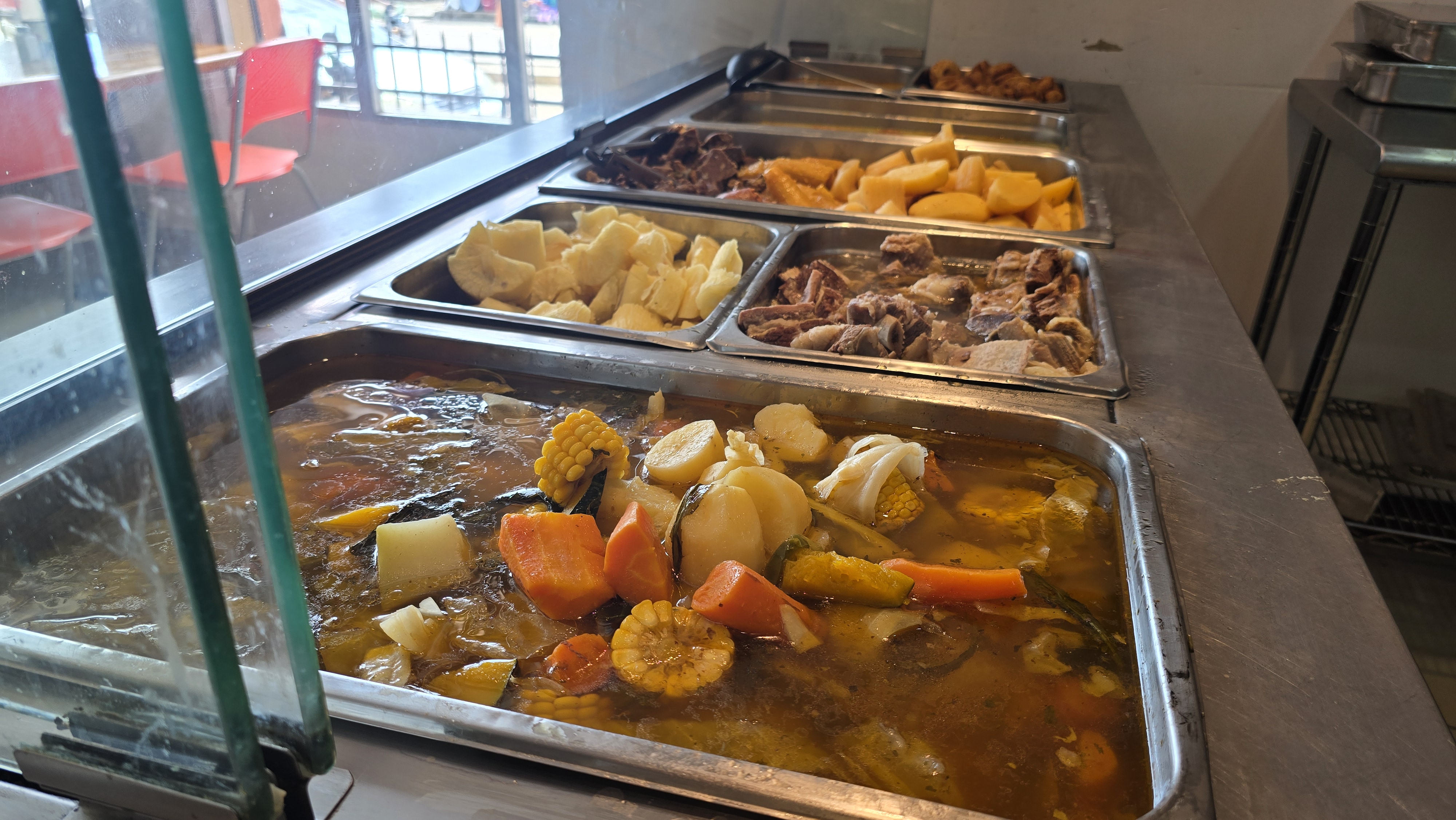 Tazón de sopas tradicionales hondureñas en Su Hogar Comidas