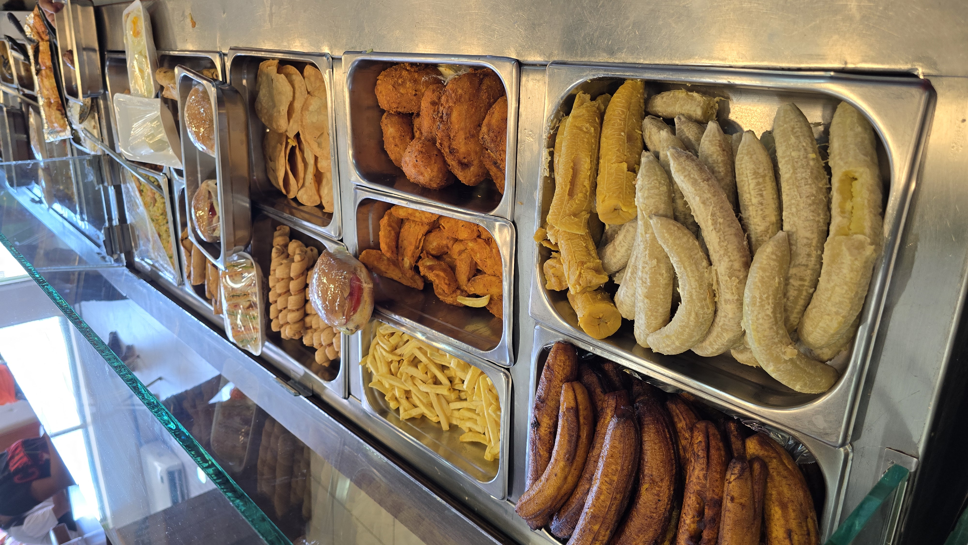 Acompañantes frescos para tu almuerzo buffet en Su Hogar Comidas