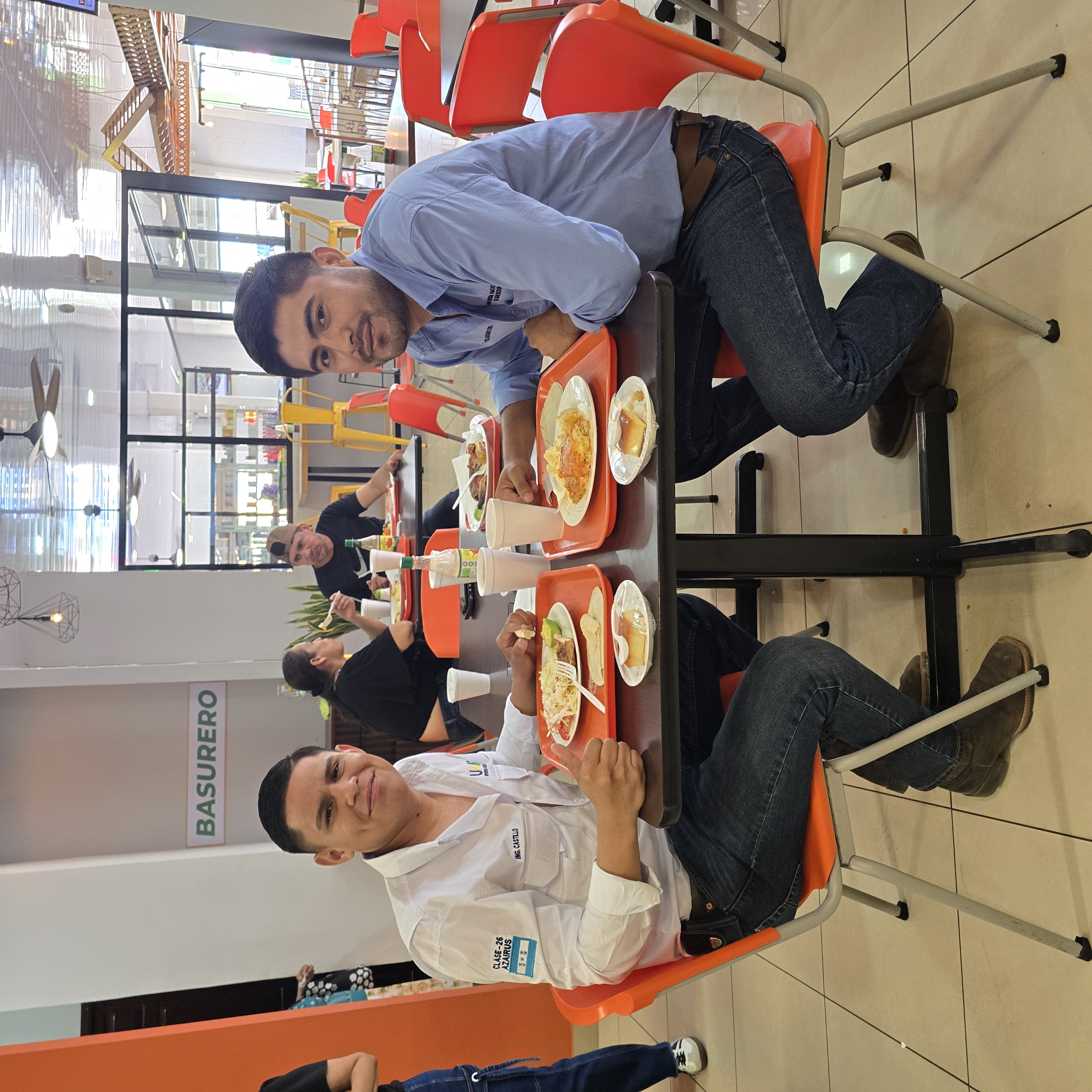 Servicio al cliente amigable preparando pedidos para llevar Catacamas