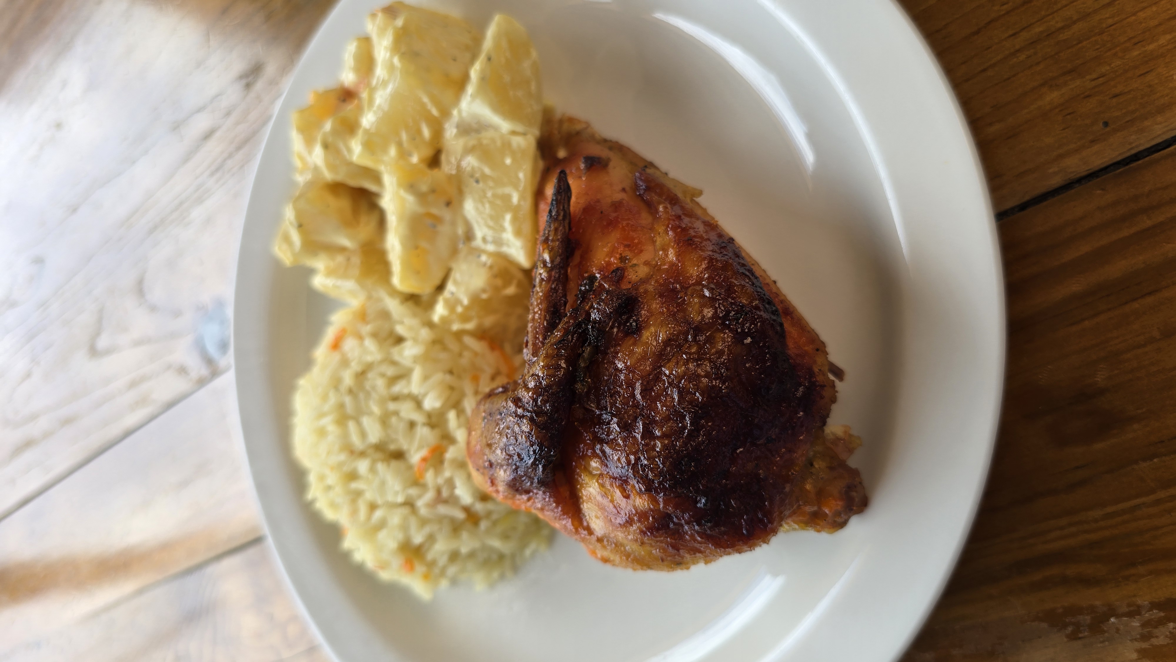 Delicioso plato de almuerzo buffet en Catacamas con comida casera hondureña