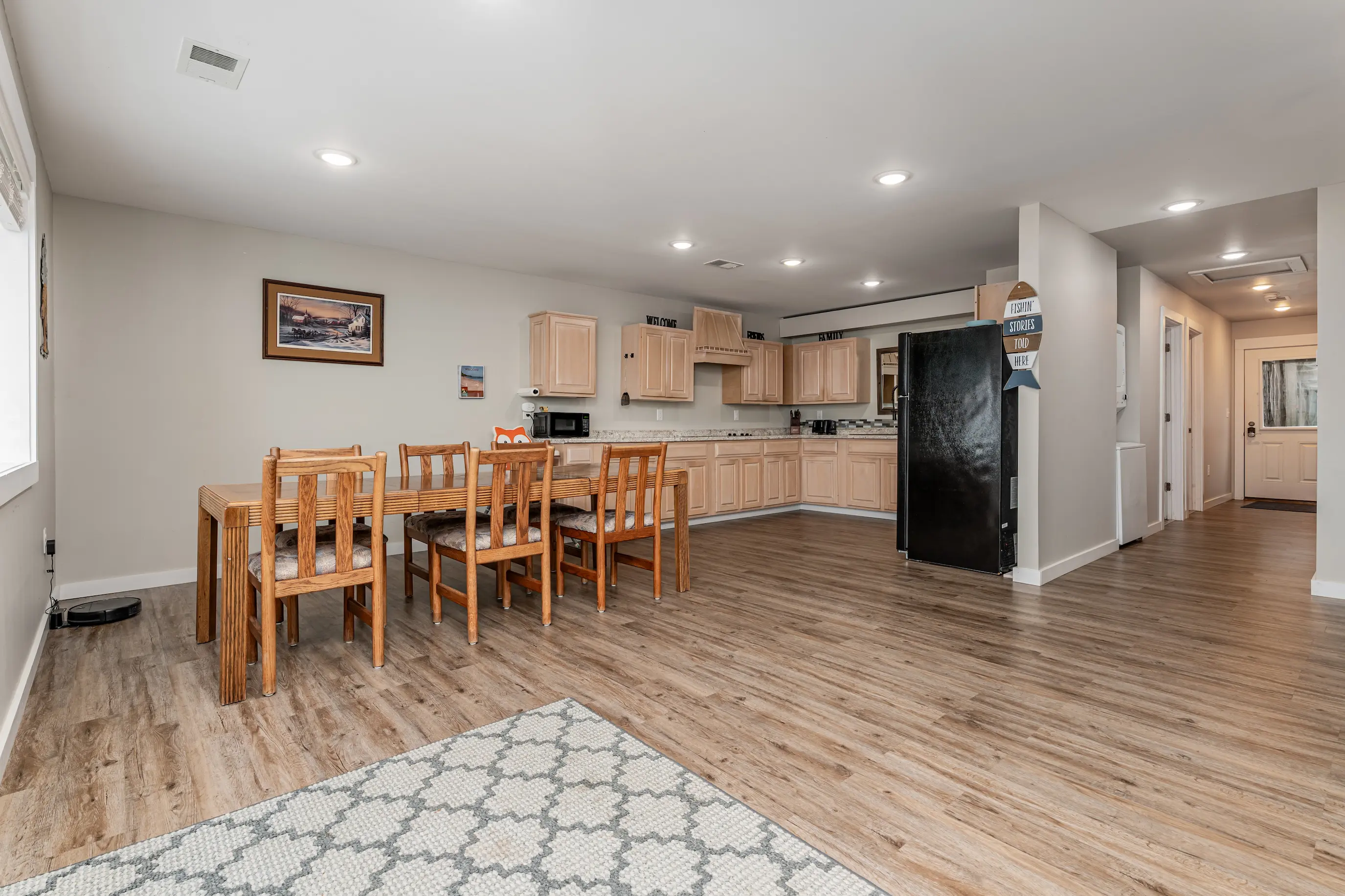 Spacious dining table and fully equipped kitchen area at Cozy Home II