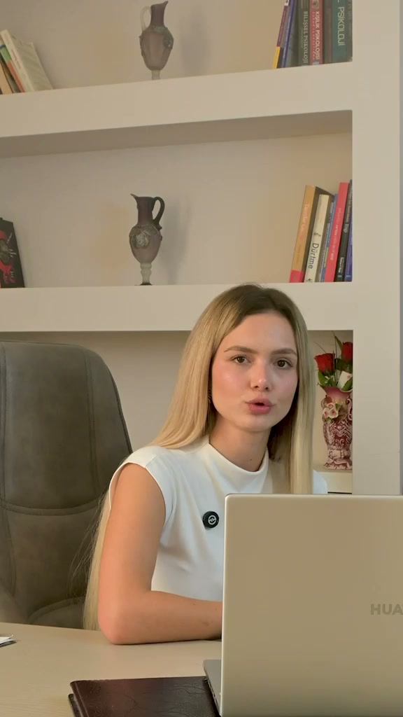 Psikolog Ülkü Yıldırım çalışma odasında