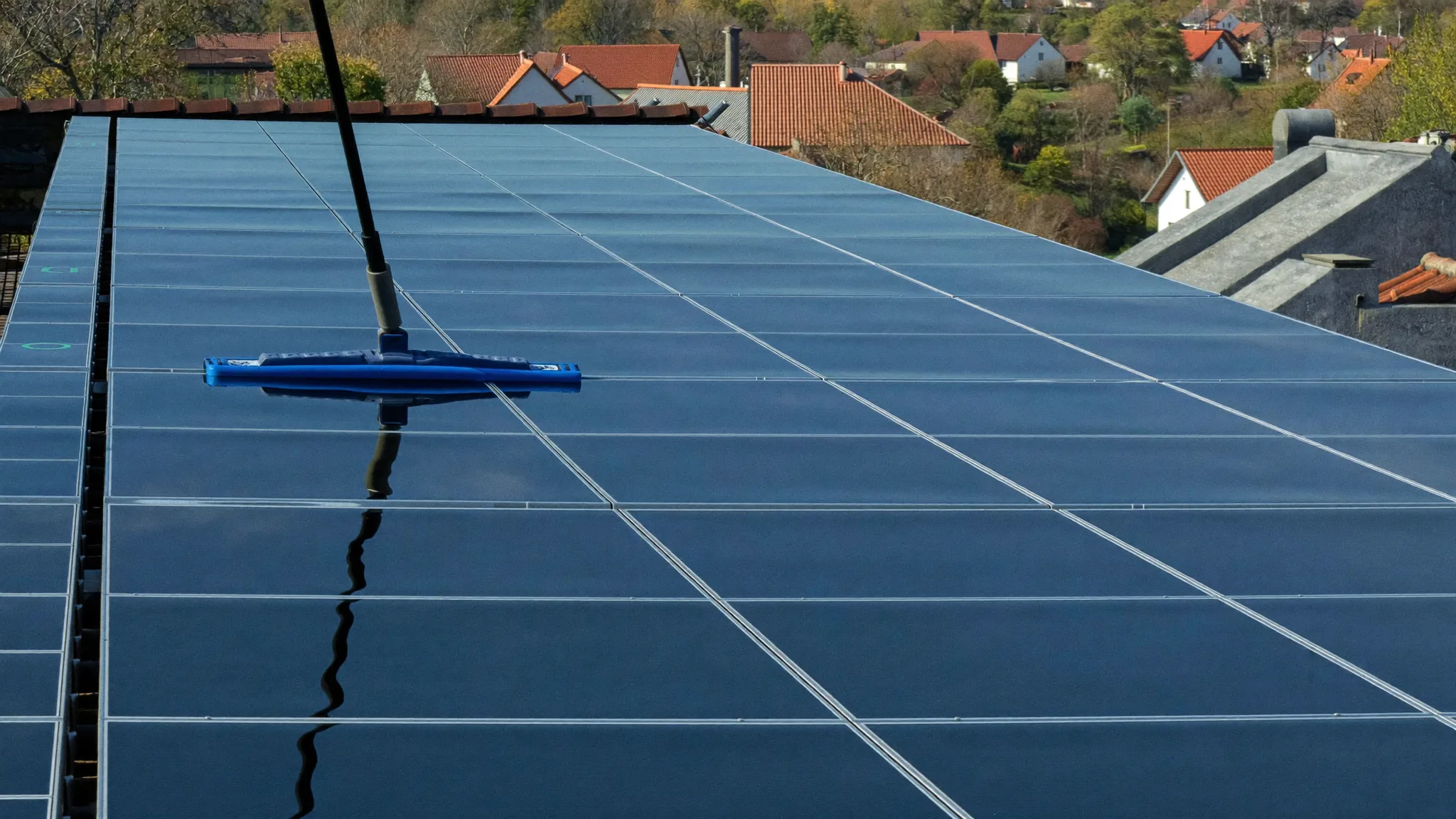 Photovoltaikreinigung auf einem Dach