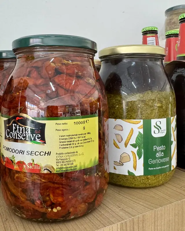 Vasi di pomodori secchi e pesto alla genovese