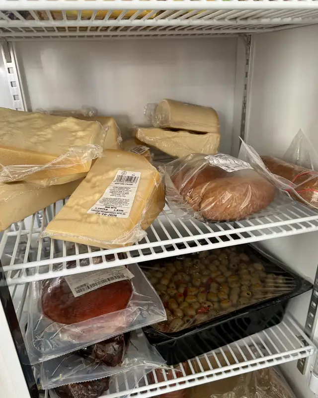 Formaggi e salumi italiani nel frigorifero dello showroom di Archena