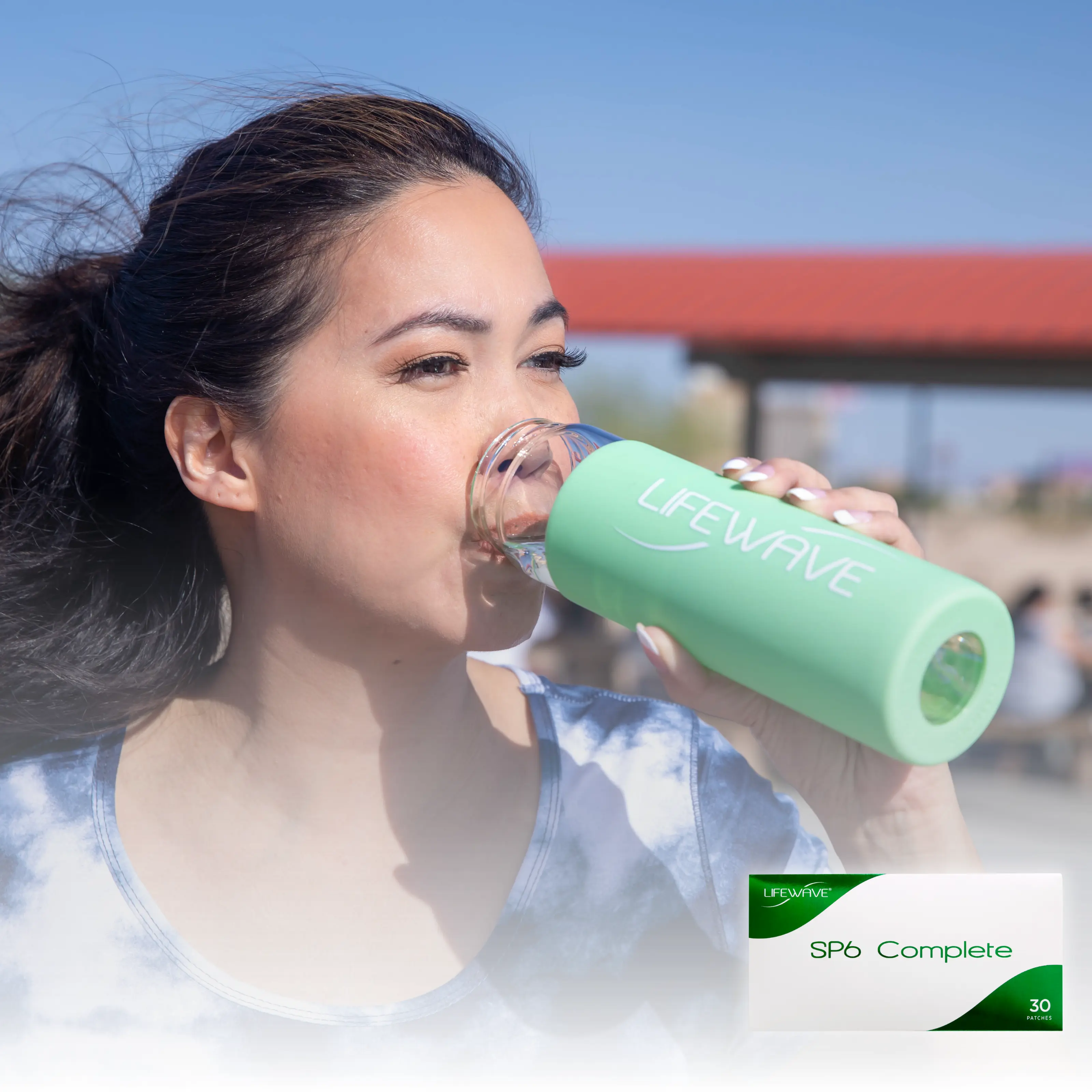 Frau fühlt sich gut und trinkt aus einer Lifewave Flasche. Wohlfühlen mit Lifewave SP6