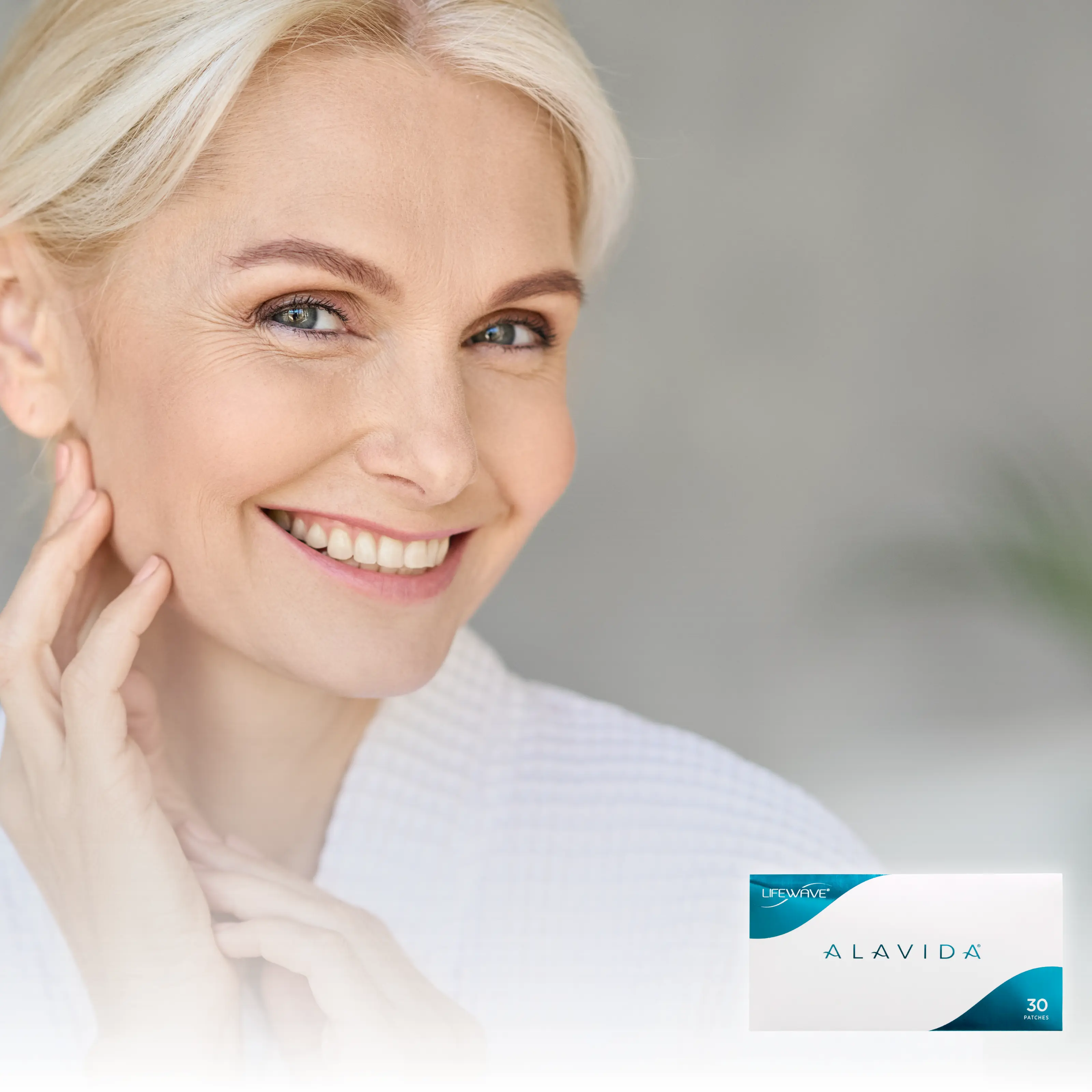 Zufrieene Frau mit einer schönen Haut und strahlendem Lächeln. Lifewave Alavida