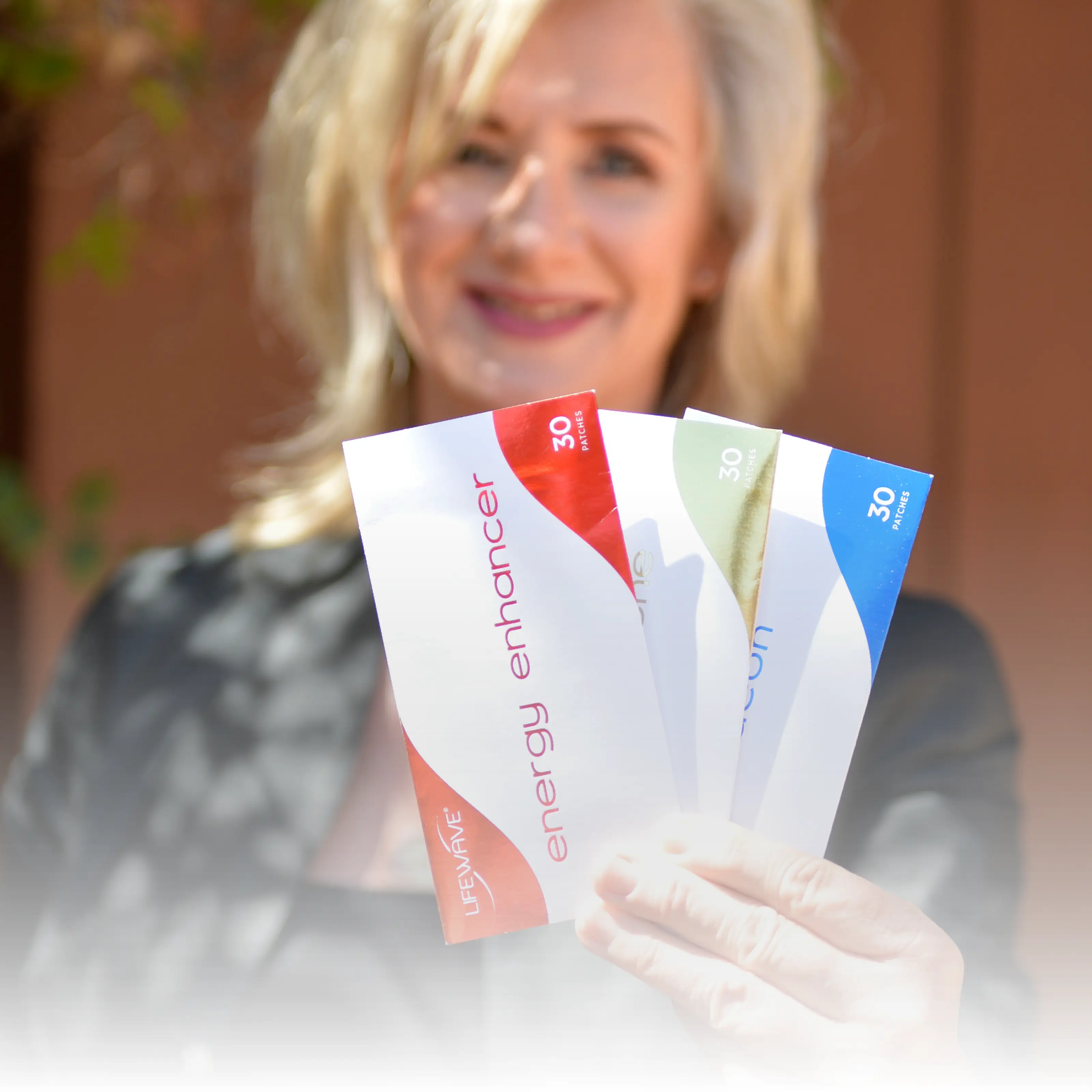 Nicole mit Energy Enhancer von Lifewave