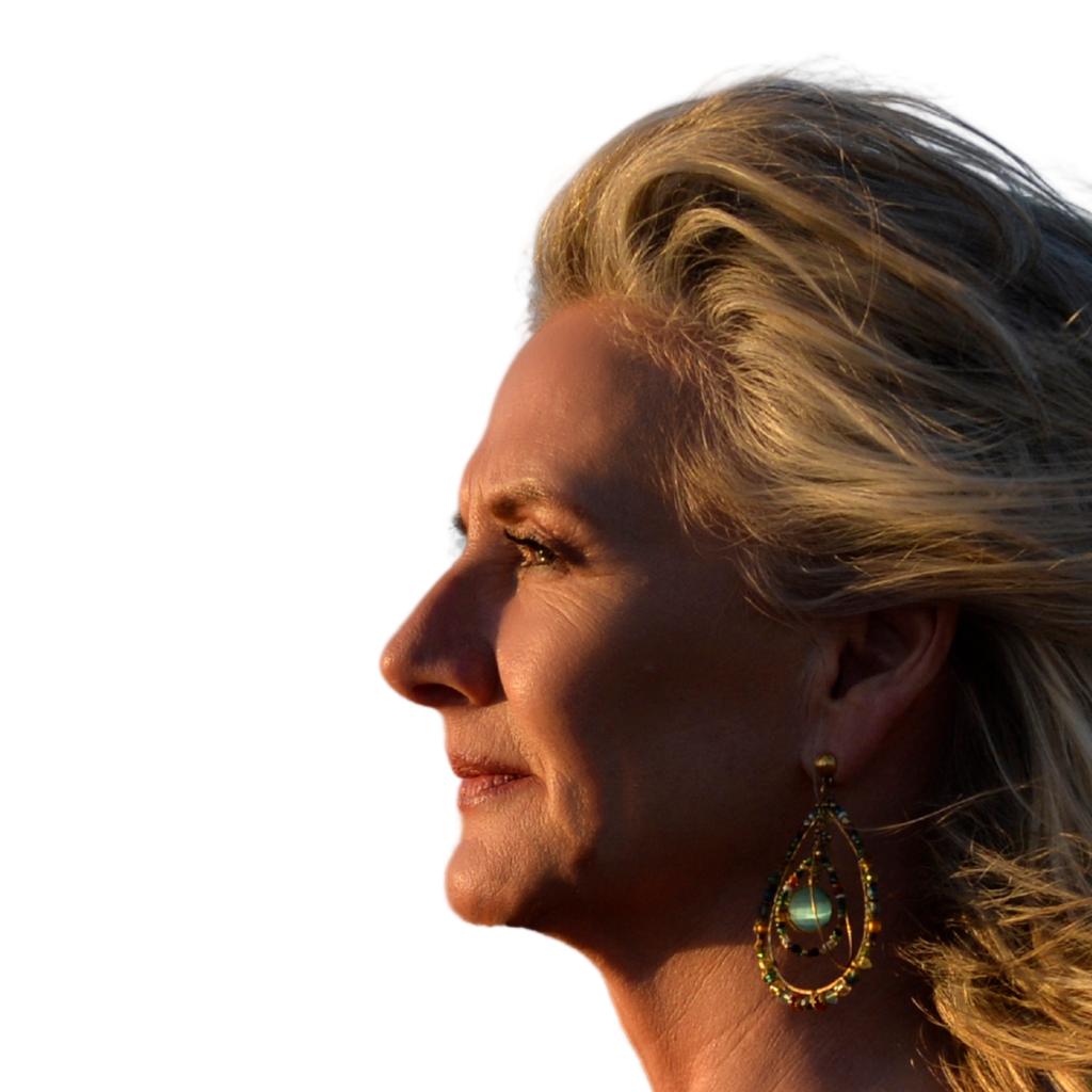 Nicole schaut in die Ferne und genießt das neue Wohlbefinden mit den Produkten von Lifewave