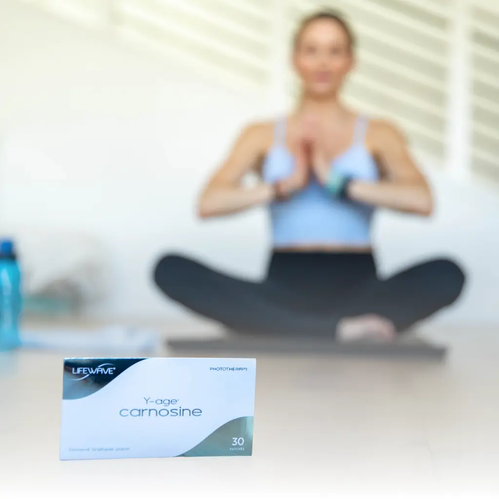 Frau beim Meditieren. Die nutzt Lifewave Y-Age Carnsine Pflaster
