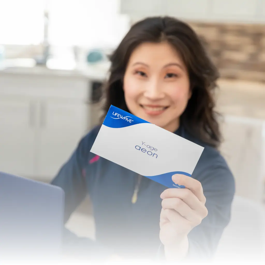Asiatische Frau nutzt Lifewave Y-Age Aeon