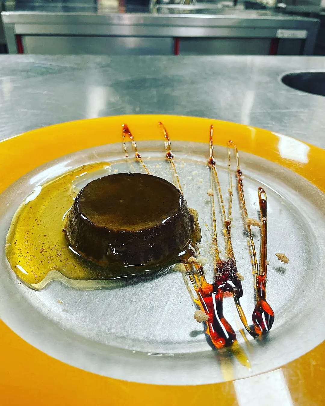 Budino al cioccolato con decorazioni di caramello