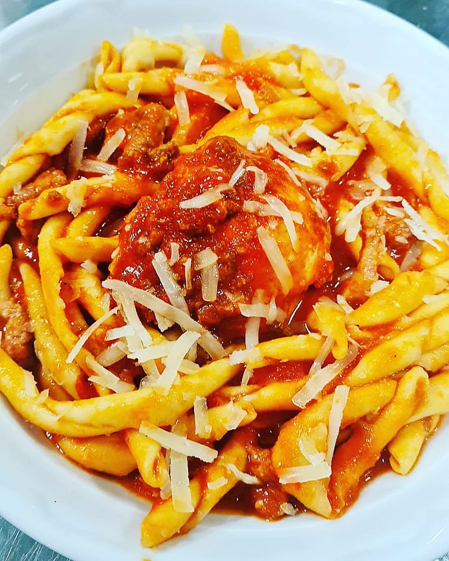 Busiate al sugo con scaglie di parmigiano