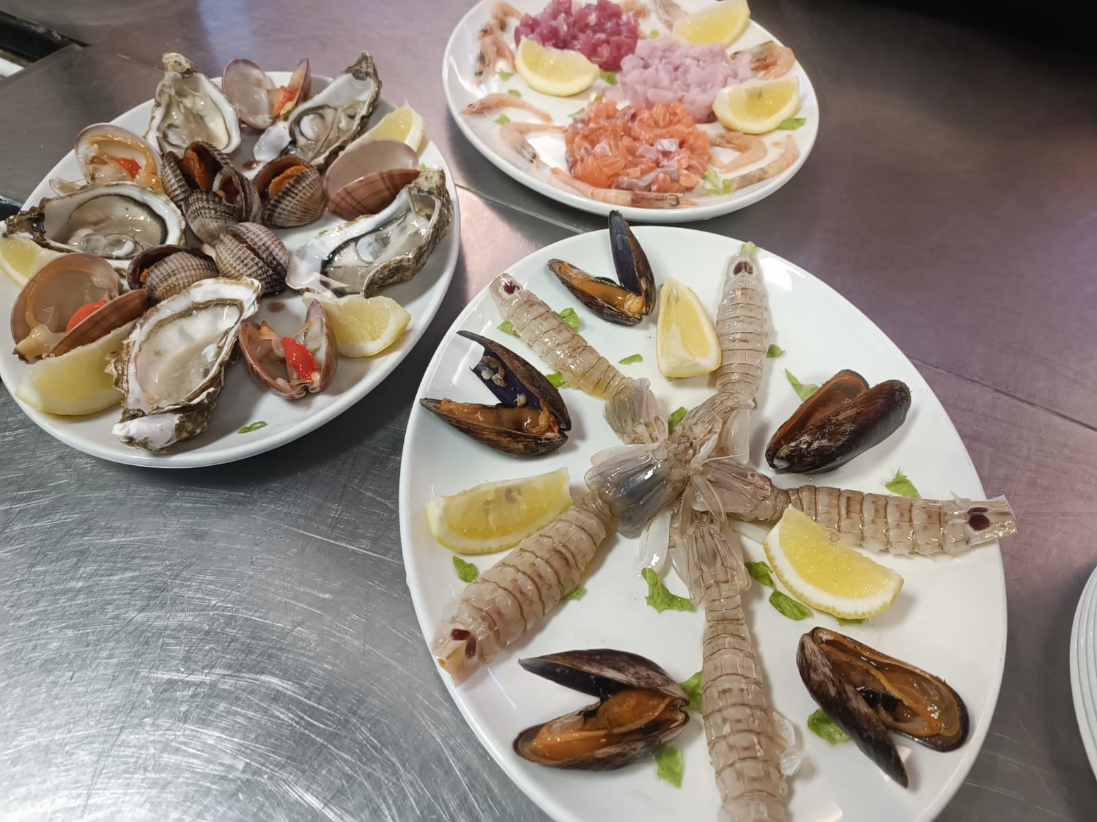 Crudi di mare: ostriche, cannocchie e cozze