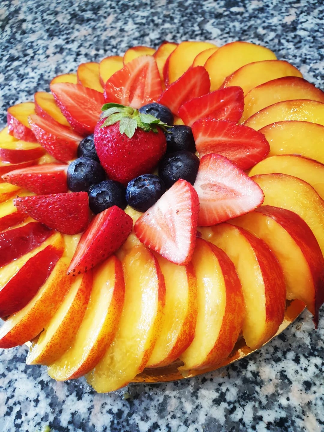 Crostata di frutta con pesche e fragole