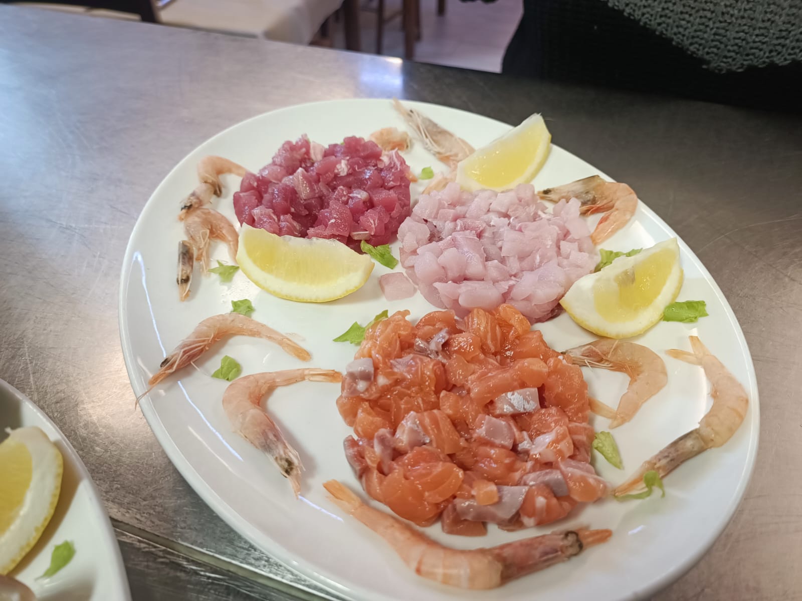 Crudi di mare: tartare di tonno, salmone e gamberi