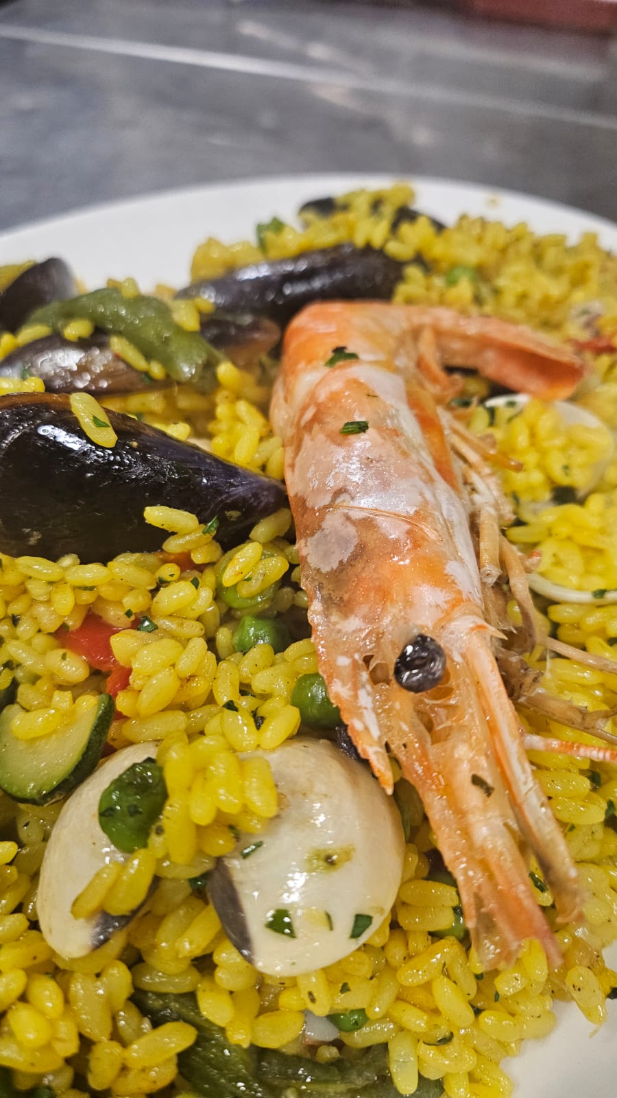 Paella di pesce con gambero
